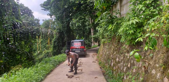 Antispasi Pengendara Tergelincir, Polsek TBU Bersihkan Jalan Dari Material Batu